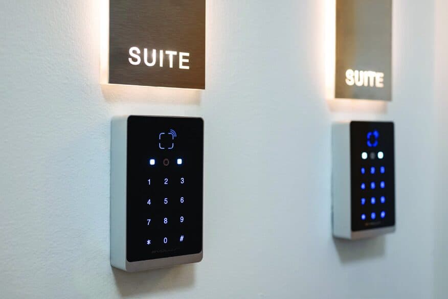 Tastierini di controllo accessi installati accanto alle porte di un edificio