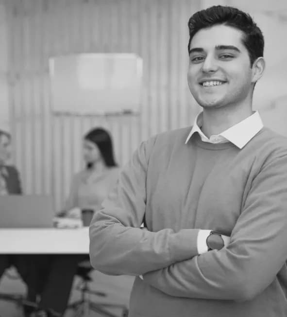 Ritratto di un giovane professionista in ufficio, immagine dal sito aziendale
